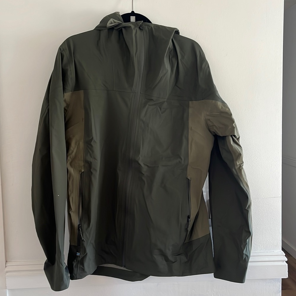 Large men’s Kuhl jacket never worn